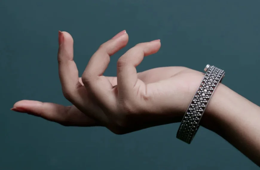 How to Style a Silver Kada for Women with Traditional and Modern Outfits