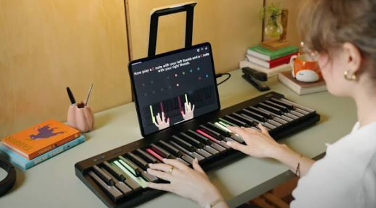 Reading Music and Playing by Ear: Combining Lead Sheets with Smart Piano Practice